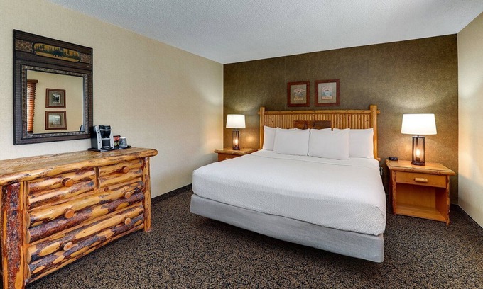 Galena Hotel | Whirlpool, Living Room with Dry Bar, Theme Suite, Stoney Creek Galena