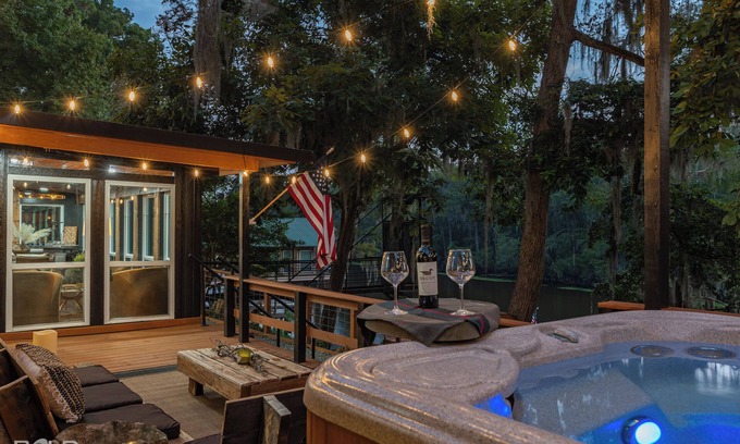 Jefferson Cabin | Whiskey Barrel, Hot Tub, Waterfront, Pickleball & Game Room