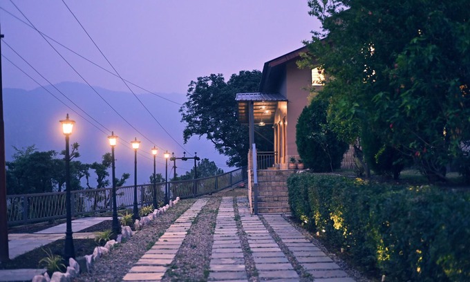 Kaul Hotel | Whispering Oaks