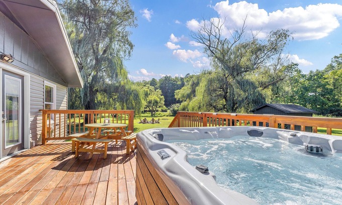 Fayetteville House | Whispering Willow Retreat - 14 min to Rafting & NRG