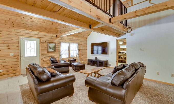 White Cloud Cabin | White Cloud Cabin w/ Deck: 2 Mi to Hardy Dam Pond