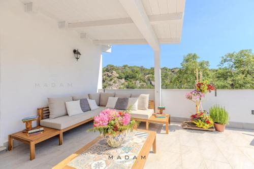 San Pantaleo Apartment | White Cottage