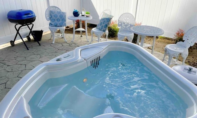 Ahwahnee House | White Feather Suite Hot Tub Private Sleeps 2