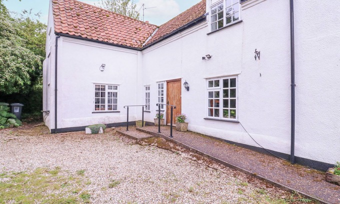 Little Snoring Cottage | WHITE HOUSE COTTAGE, pet friendly, with open fire in Fakenham