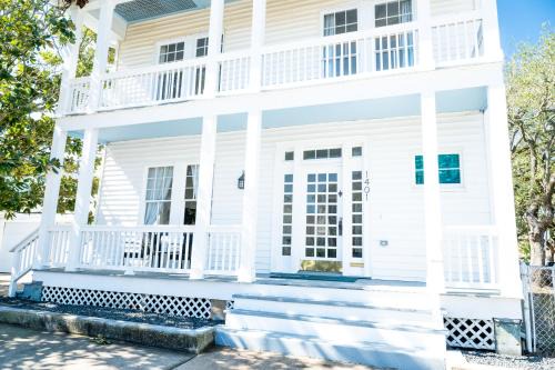 San Jacinto House | White Magnolia - Bakery Treats, Walk to Beach, Strand, Cruise, Pleasure Pier