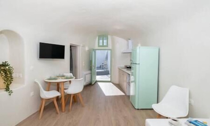 Pyrgos House | White Orchid Cave House