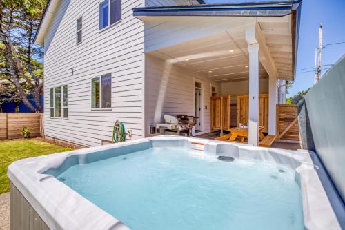 Lincoln City House | White Sand