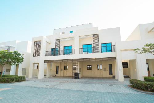 Al-Fujairah Villa | White Villa By the Sea