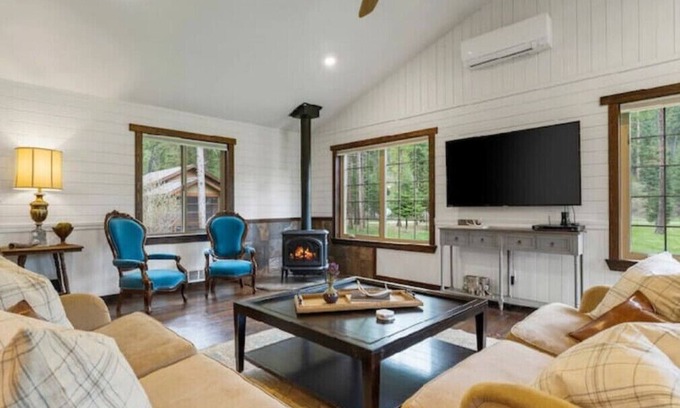 Whitefish Cabin | Whitefish Outpost Cozy Cabin. 3 miles from town!