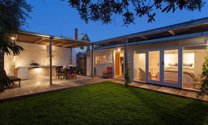 Frankston House | Whitelodge on Long Island 100 metres to beach, pet friendly
