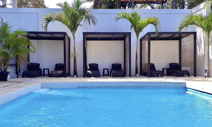 Tamarindo Apartment | Whitestone Parkview Tamarindo 2 queen bed studio w/kitchen 7 min walk to beach