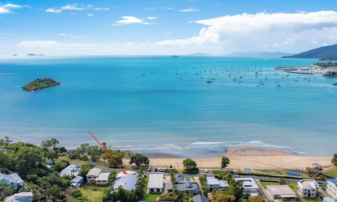 Cannonvale Apartment | Whitsunday Escape - Beachfront with Swimming Pool