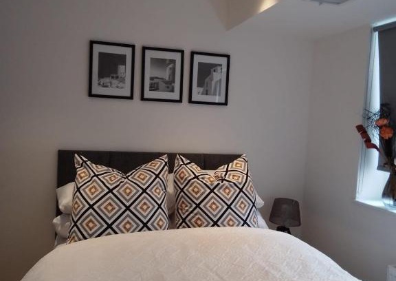 Fairfield Apartment | Whole apartment 5 mins to East Croydon & concierge