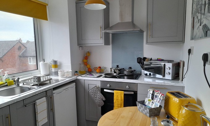North Bitchburn Apartment | Whole Apartment With Balcony, Breakfast & Parking