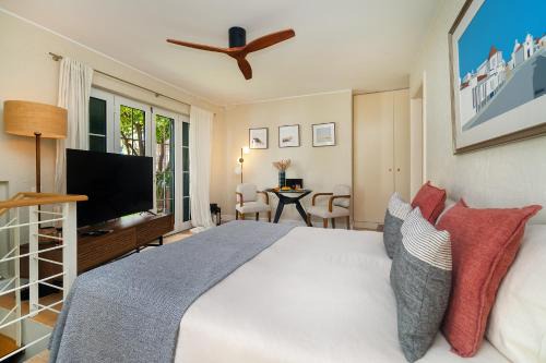 Falca House | WHome Lisbon Guesthouse with Shared Garden & Pool