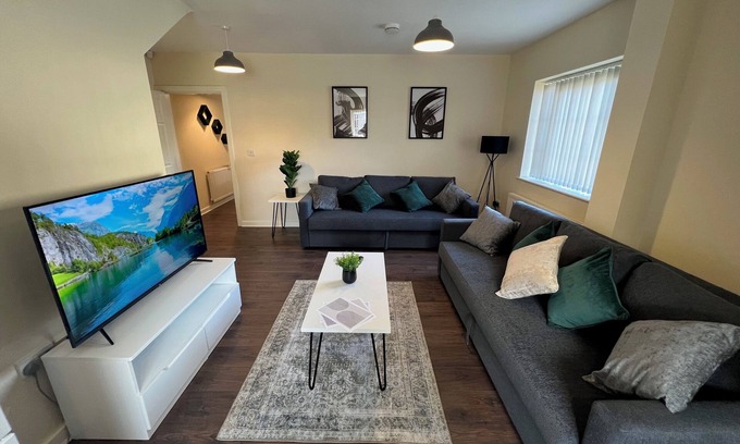 Oldbury Apartment | Wi-Fi, 2 bathroom, 2 bedroom, sleeps up to 8