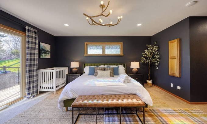 Oxford House | Wild Timber Lodge: Golf Sim, Sauna, Bars, 10 acres, close to WI Dells