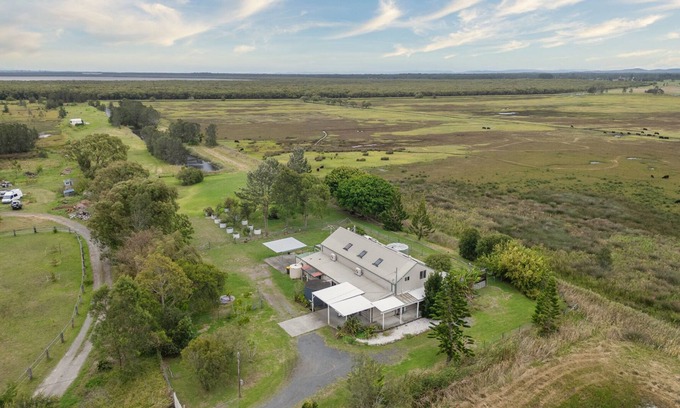 Fullerton Cove House | Willow Barn on 9 acres - Huge Swim Spa - Country Escape for Families and Groups