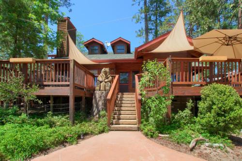 Bass Lake House | Willow Cove Lodge- 5 bedrooms with a hot tub