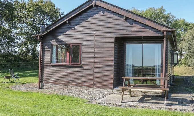 Brazzacott Cabin | WILLOW LODGE, pet friendly, character holiday cottage in Launceston