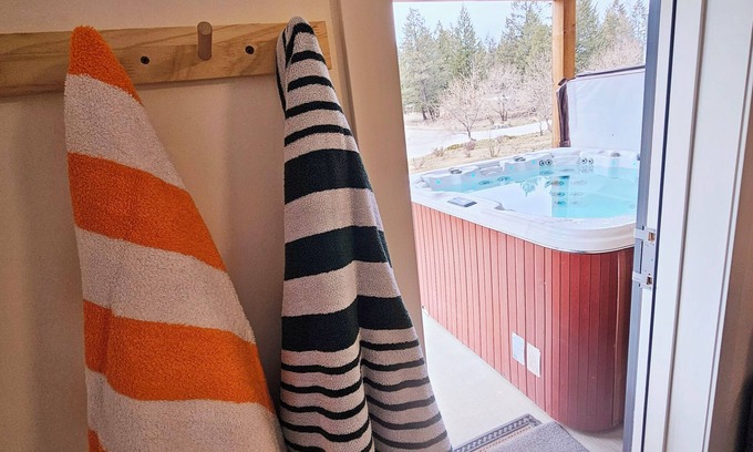 East Kootenay Ski Chalet | Windermere Lakeside Retreat - HotTub, Massage chair, Fireplace