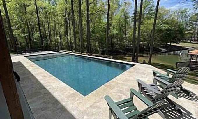 Troutman House | Winding Down | Sleeps 20 | 7 bed/5.5 ba | New pool | Golf Simulator| Pickle Ball Court |