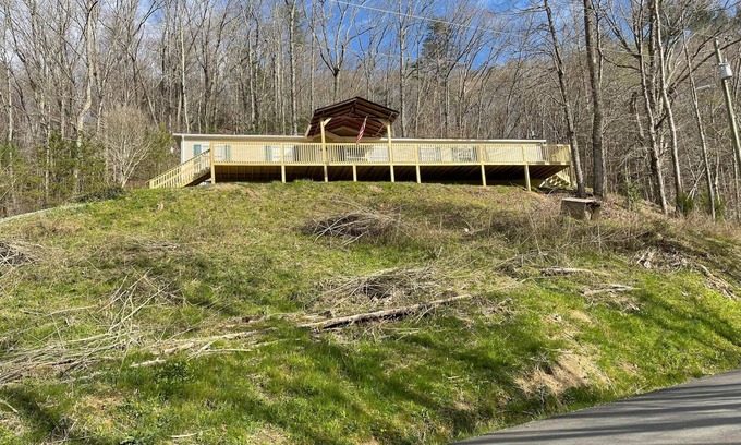 Ashley Oaks House | Windrock Mountain View | Direct Trail Access