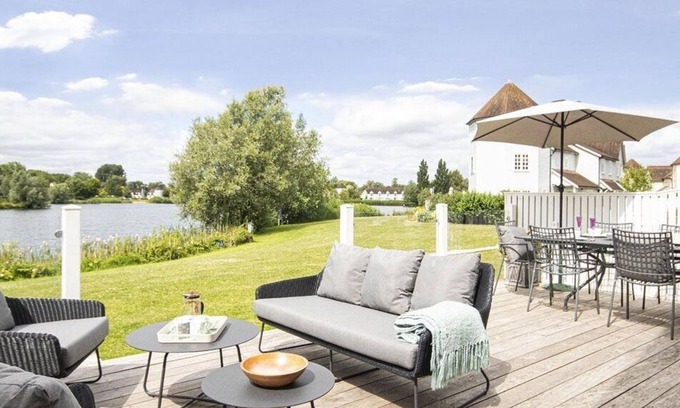 South Cerney House | Windrush Lake 89, Lodge View (P)