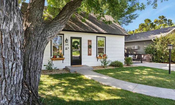 Windsor House | Windsor Farmhouse Family Fun, Yard & Fireplace