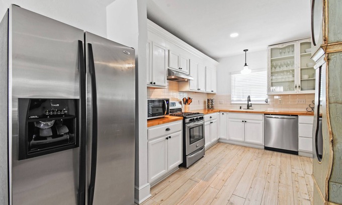 Parrot Cove House | Windsor House - Quaint Home Near Beach, Golf & Downtown