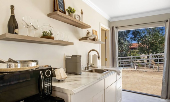 Temecula Cottage | WINE COUNTRY HOT TUB VINEYARD VIEW HOME