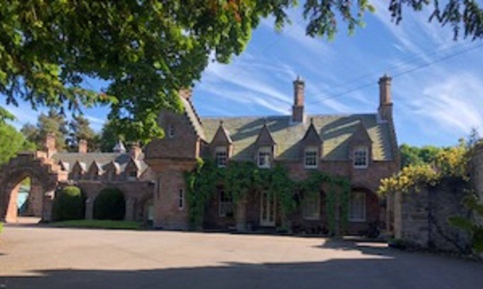 Aberlady Apartment | Wing Of Historic Luffness Castle. One twin and one single bedroom