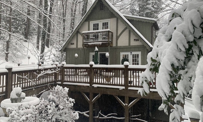 Maggie Valley Cottage | Winter Getaway 4-bedroom cottage just 10 minutes from Cataloochee Ski Area