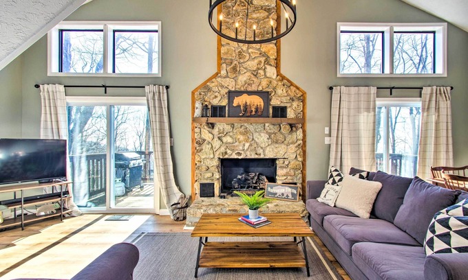 Roseland House | Wintergreen Resort Retreat - Walk to Slopes!