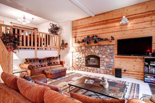 Four O'Clock House | Winterpoint 33 by Ski Country Resorts
