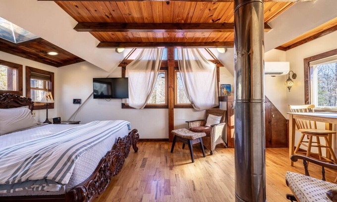 Stanardsville Condo | WLS · White Lotus Suite