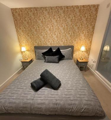 Woking Apartment | Woking Stylish Ground Floor Flat with Free Parking Perfect for Business & Travellers