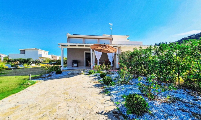 Campofelice di Roccella House | Wonderful villa for 8 people with WIFI, A/C, TV, terrace and parking