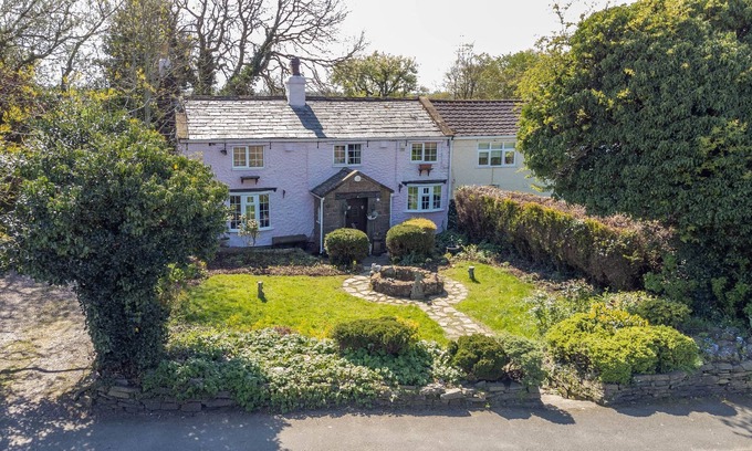 Cronton Cottage | Wonderful Chocolate Box Period Cottage
