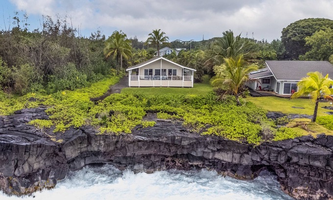Keaau House | Wonderful oceanfront oasis on the cliffs with breathtaking lanai view & sunrises