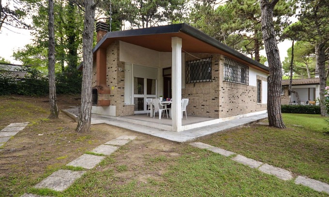 Lignano Pineta House | Wonderful private villa for 8 guests with A/C, TV, terrace, pets allowed and parking