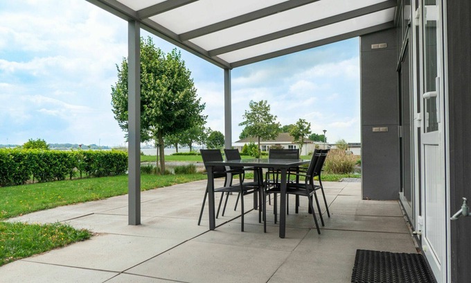Dordtse Biesbosch House | Wonderful private villa for 4 guests with WIFI, pool, TV, terrace and parking