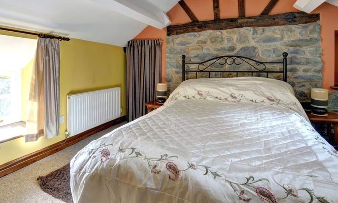 Llanfair Caereinion House | Wonderful private villa for 4 people with TV, patio and parking