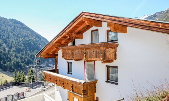 Flirsch House | Wonderful private villa for 10 guests with WIFI, TV, patio and pets allowed