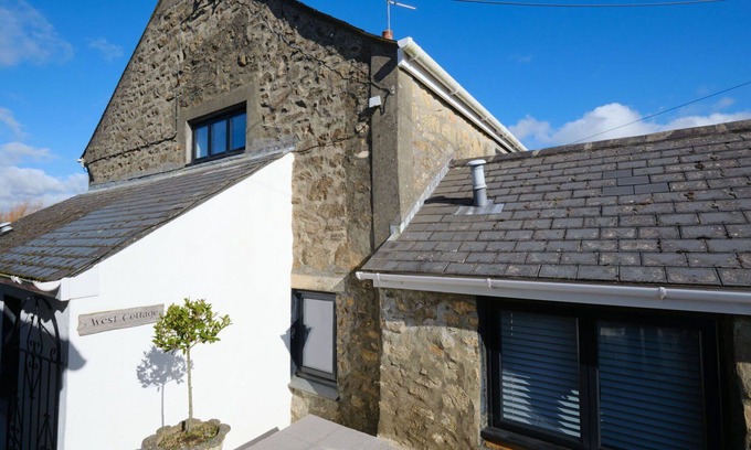 Goldsithney House | Wonderful villa for 4 guests with WIFI, TV, pets allowed and parking