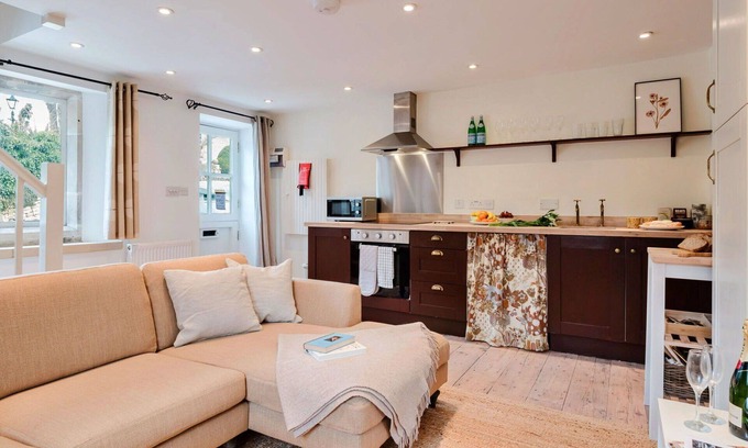 Painswick House | Wonderful villa for 2 guests with WIFI and pets allowed