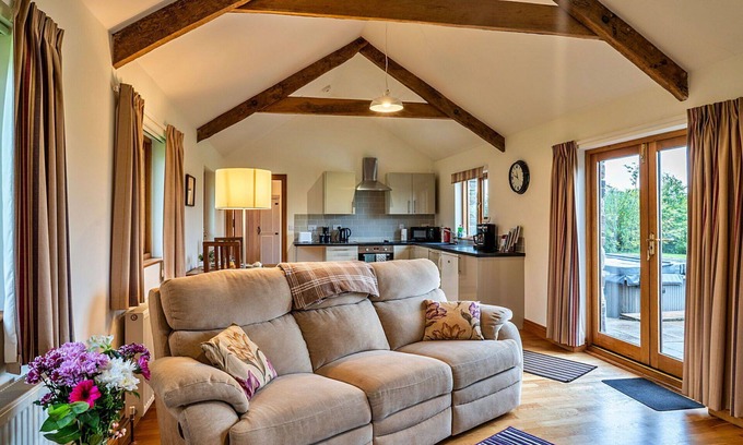Liskeard House | Wonderful villa for 2 people with hot tub, WIFI, pets allowed and parking