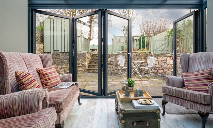 Caerwys House | Wonderful villa for 6 people with WIFI, TV, pets allowed and parking