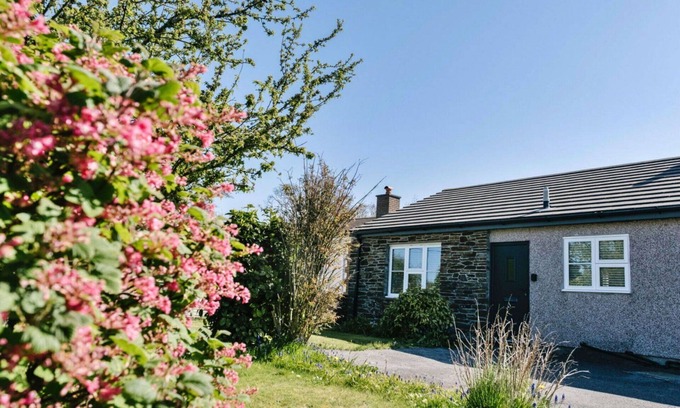 Lewannick House | Wonderful villa for 4 guests with WIFI and parking