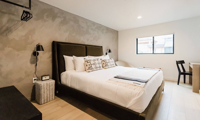 Columbia Falls Hotel | Wonderstone Hotel - Single King Micro Guest Room